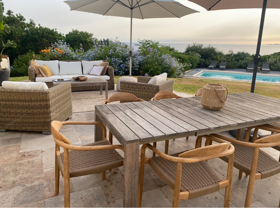 salon extérieur de la villa Biagia en Corse-du-Sud