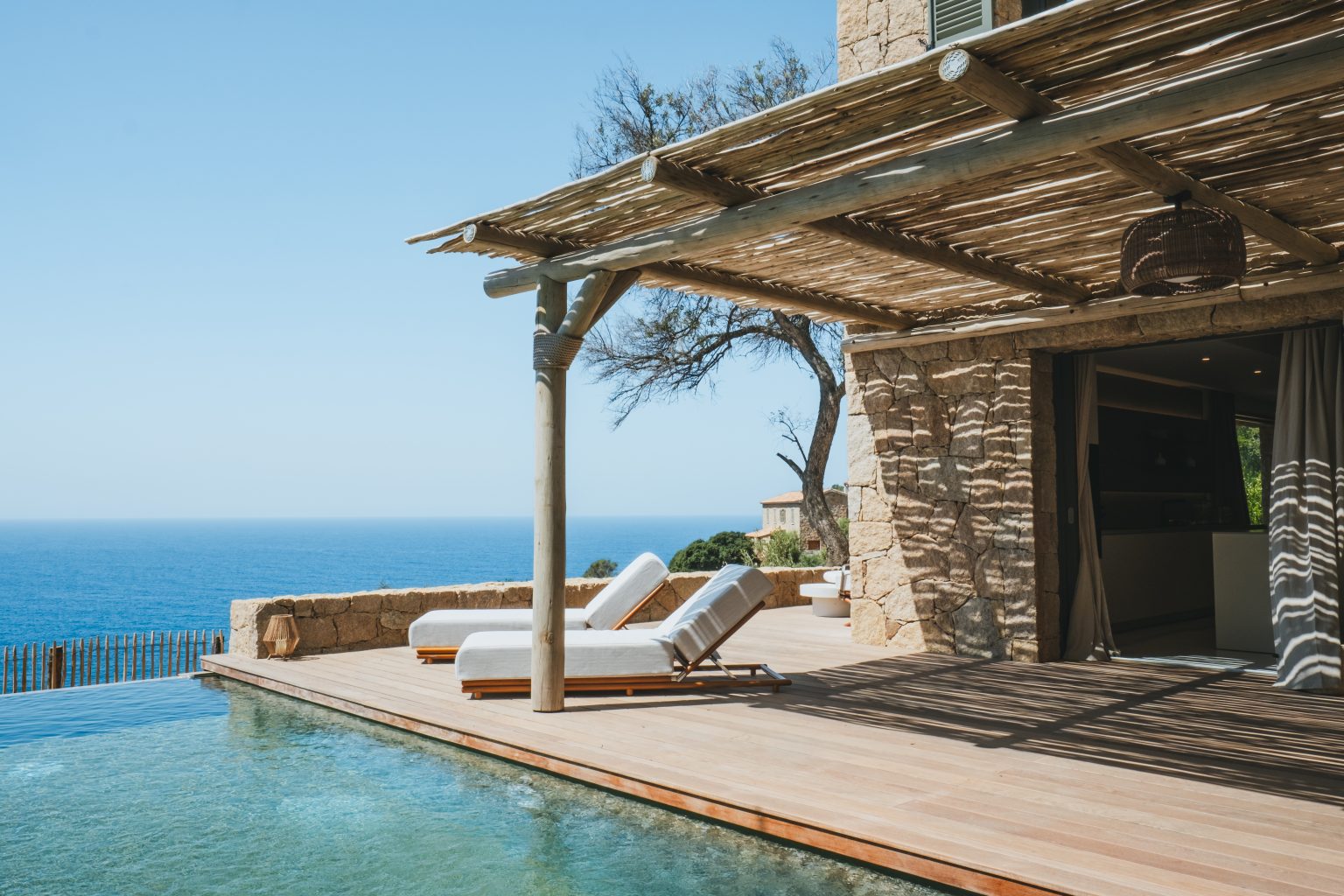 vue de la terrasse extérieur et de la piscine salon moderne dans la villa Casa Menasina en Corse-du-Sud