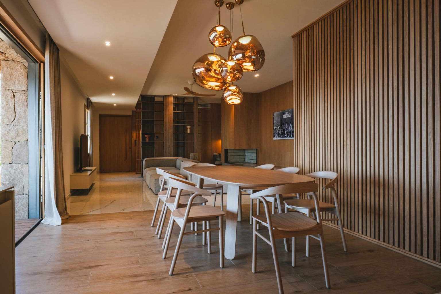 salon moderne dans la villa Casa Menasina en Corse-du-Sud