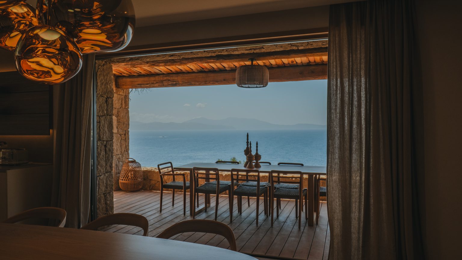 espace terrasse avec vue mer dans la villa Casa Menasina en Corse-du-Sud