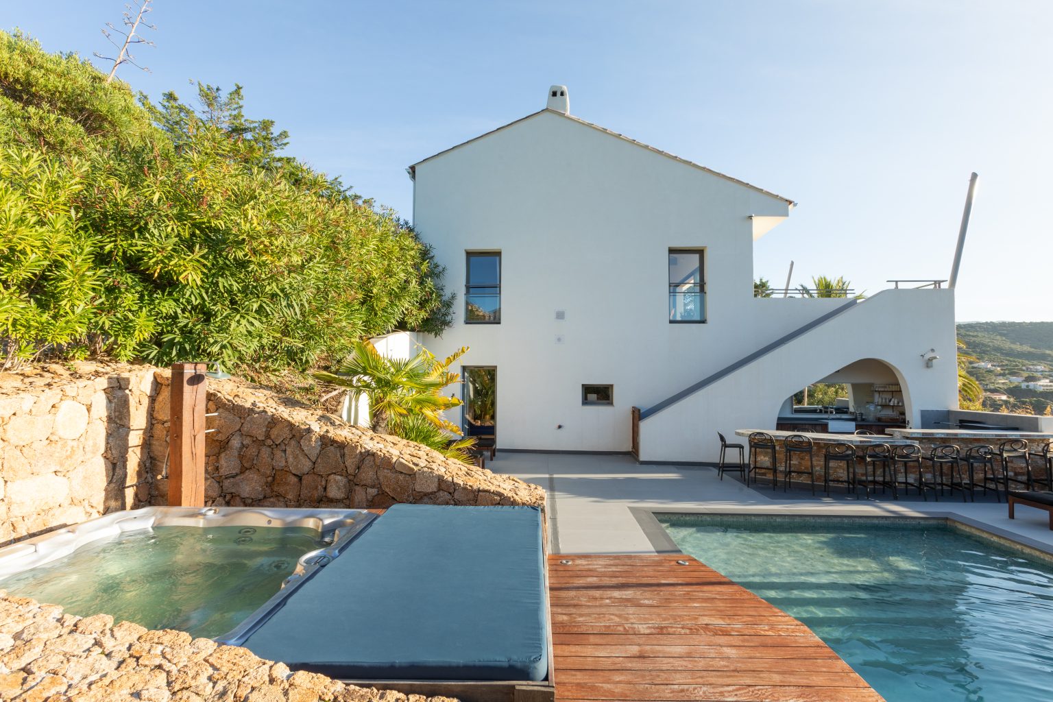extérieur de la villa Castello Rosso avec piscine et jacuzzi en Corse-du-Sud