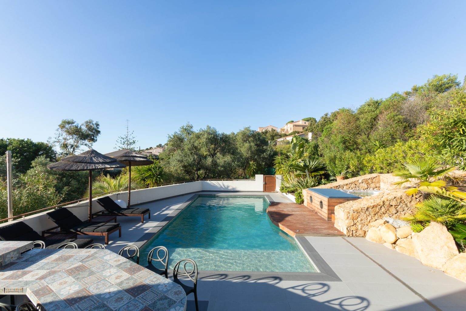 espace extérieur avec piscine et jacuzzi dans une villa de luxe en Corse-du-Sud