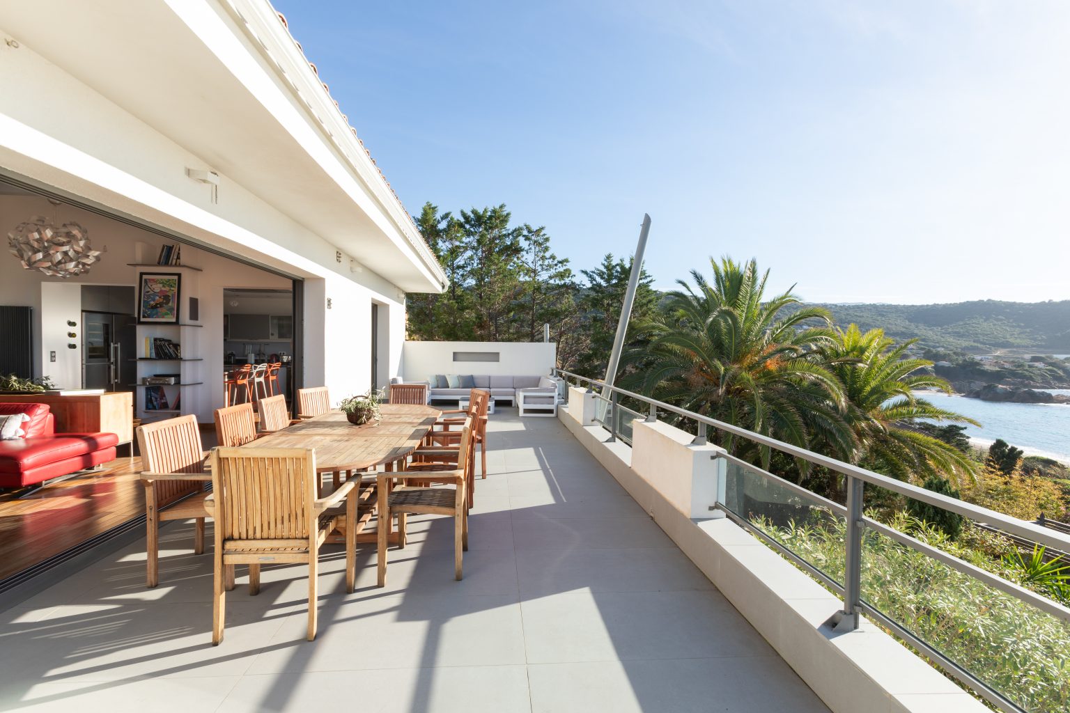 terrasse extérieure de la villa Castello Rosso en Corse-du-Sud
