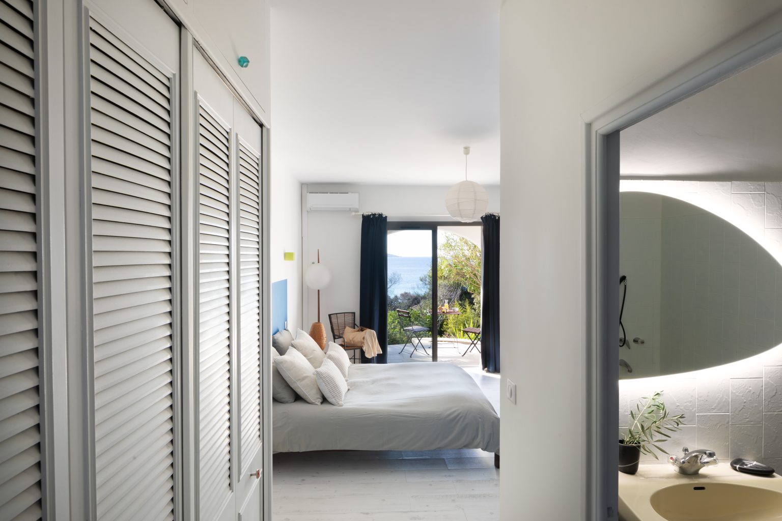 grande chambre de la villa Castello Rosso en Corse-du-Sud