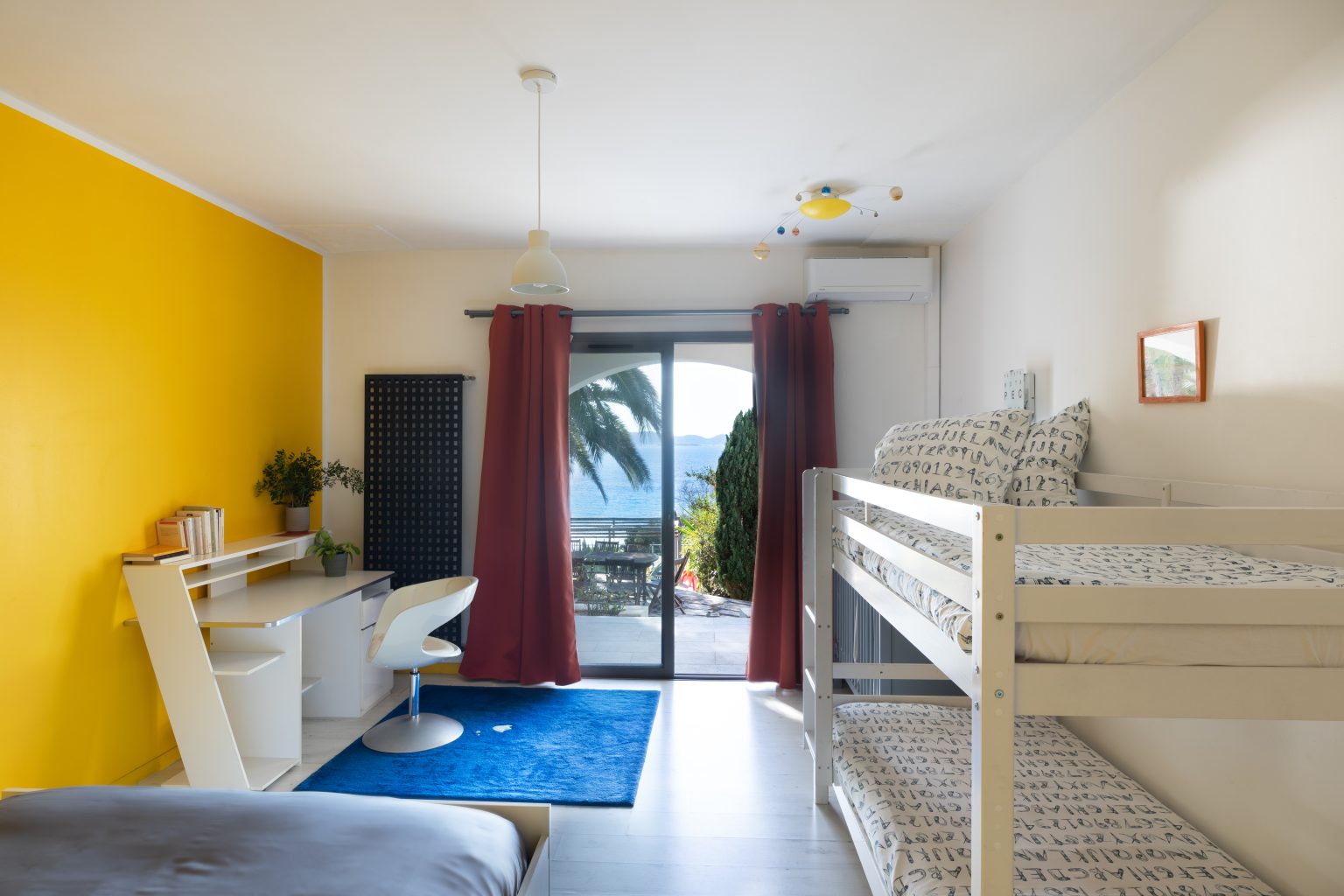chambre enfant dans la villa Castello Rosso en Corse-du-Sud