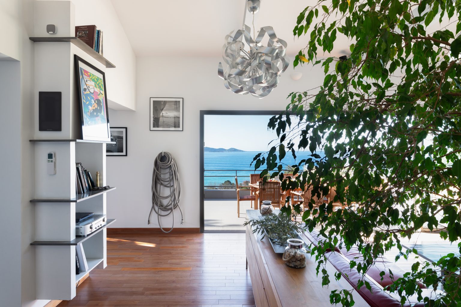 salon avec vue mer dans la villa Castello Rosso en Corse-du-Sud