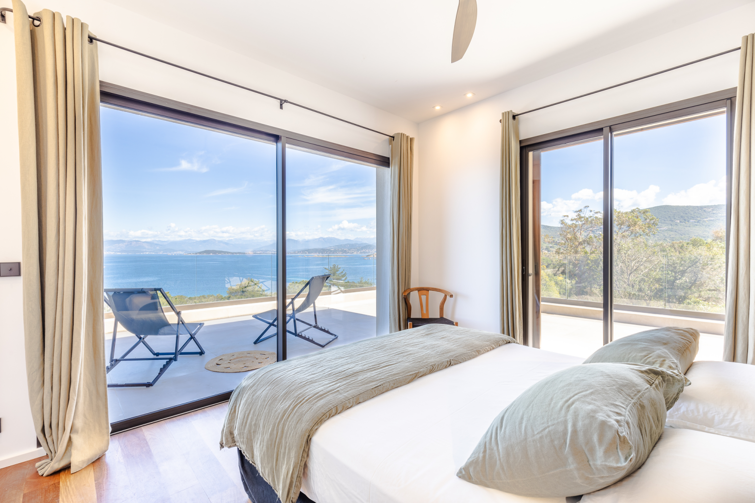 chambre avec vue sur la mer dans la villa Fioraventi en Corse-du-Sud