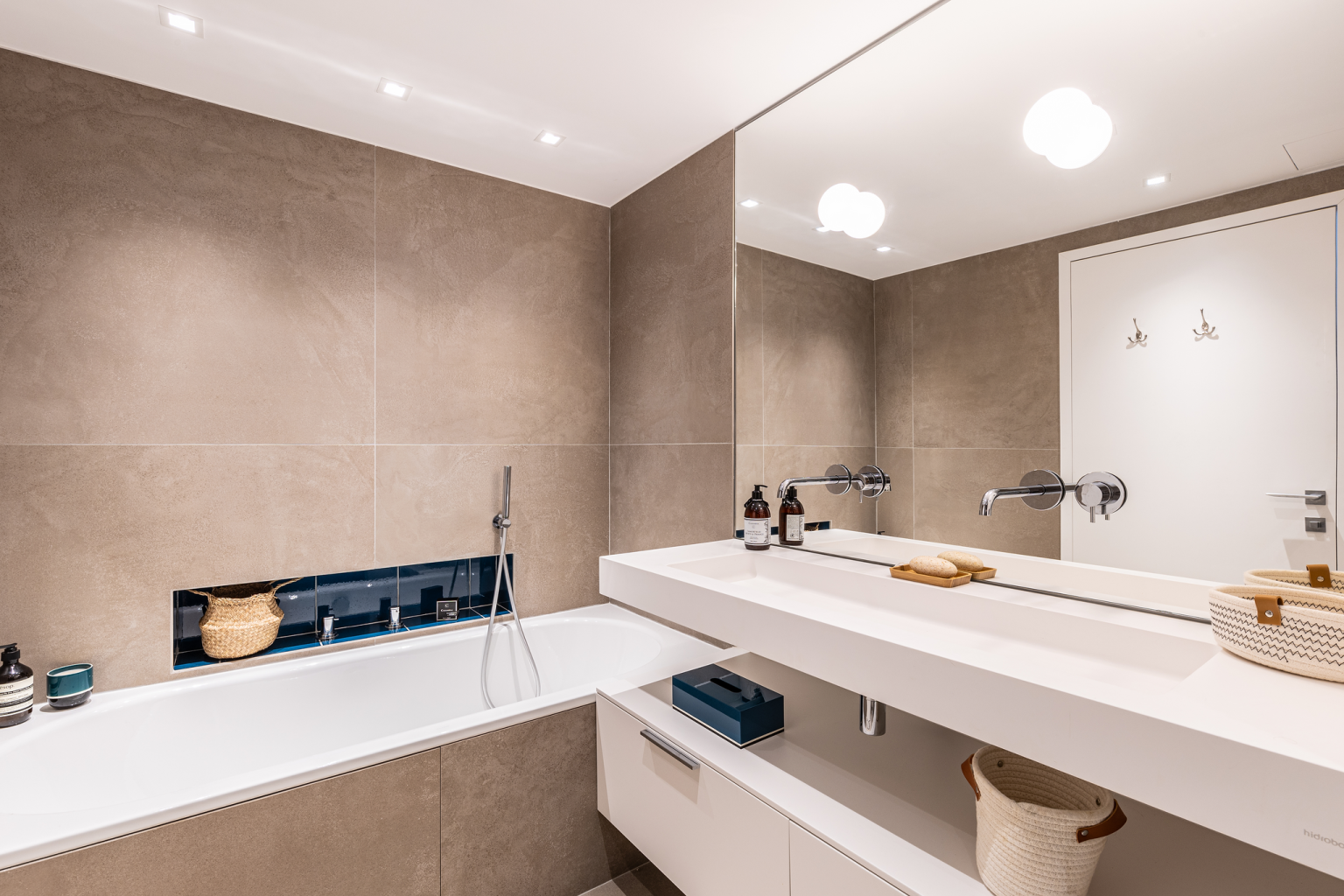 salle de bain élégante dans la villa Fioraventi en Corse-du-Sud