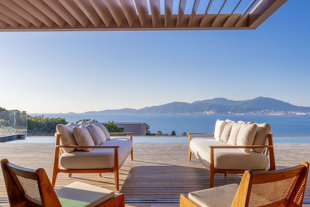 extérieur d’une villa de luxe avec vue mer en Corse-du-Sud