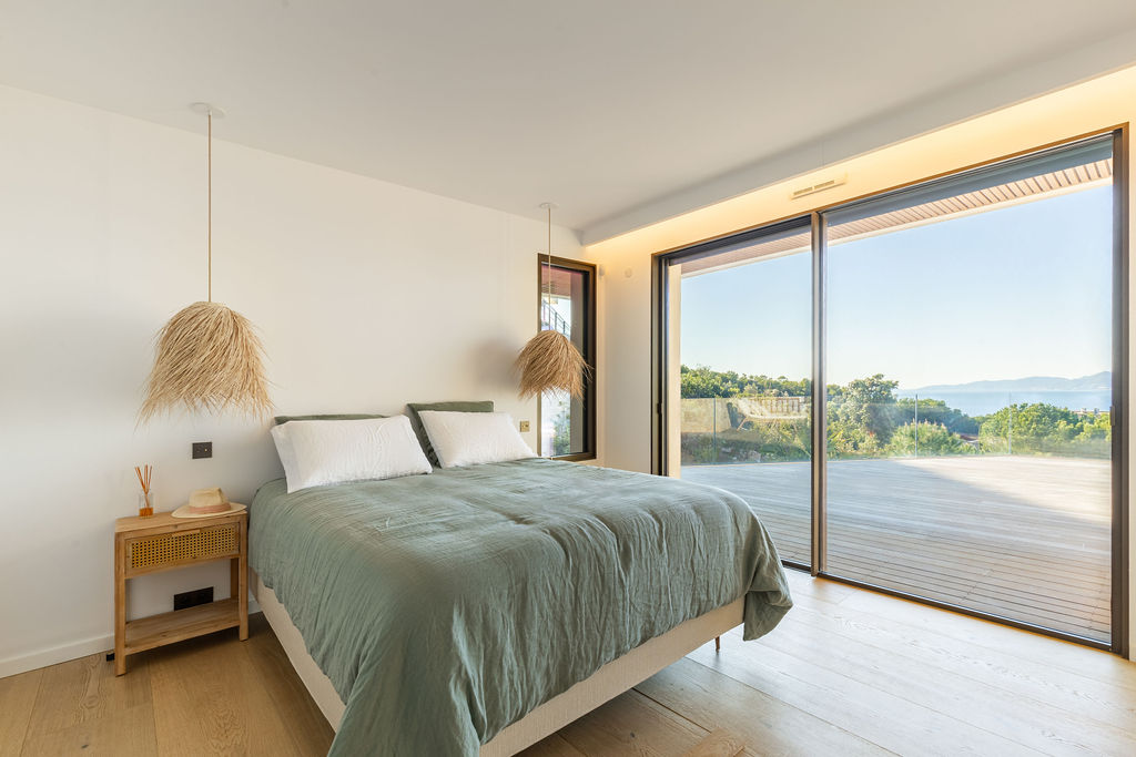 chambre lumineuse dans la villa Maami en Corse-du-Sud