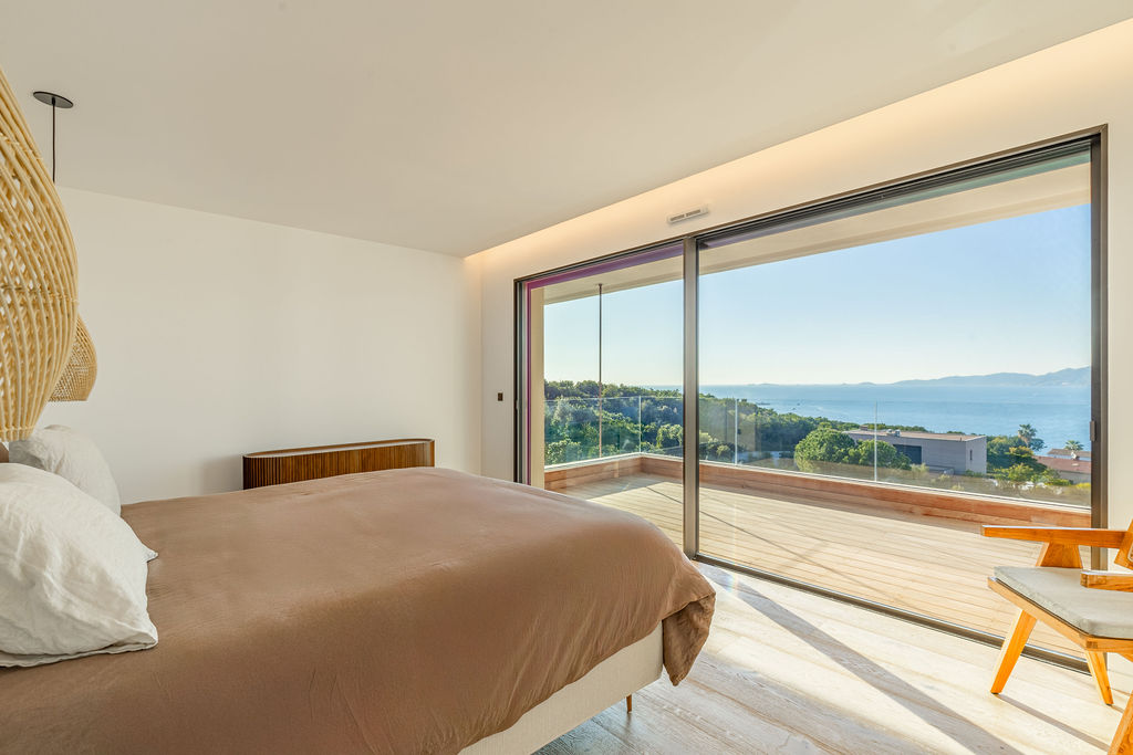 chambre avec vue sur la mer dans la villa Maami en Corse-du-Sud