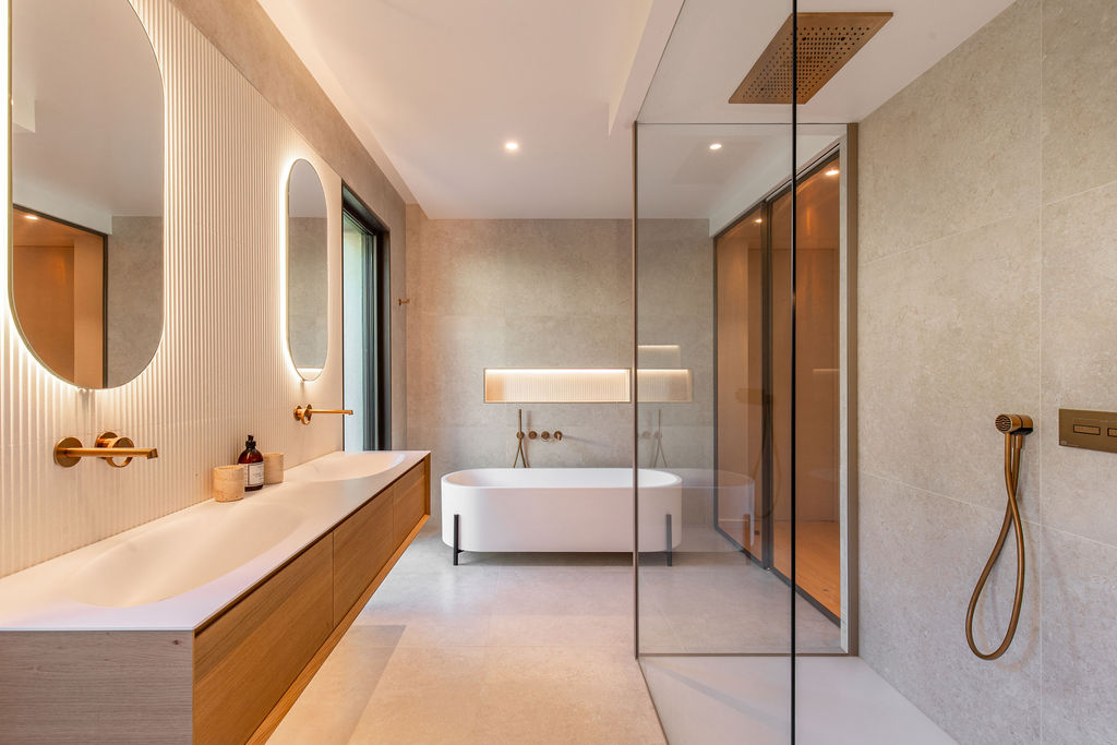 salle de bain moderne dans une villa de luxe en Corse-du-Sud