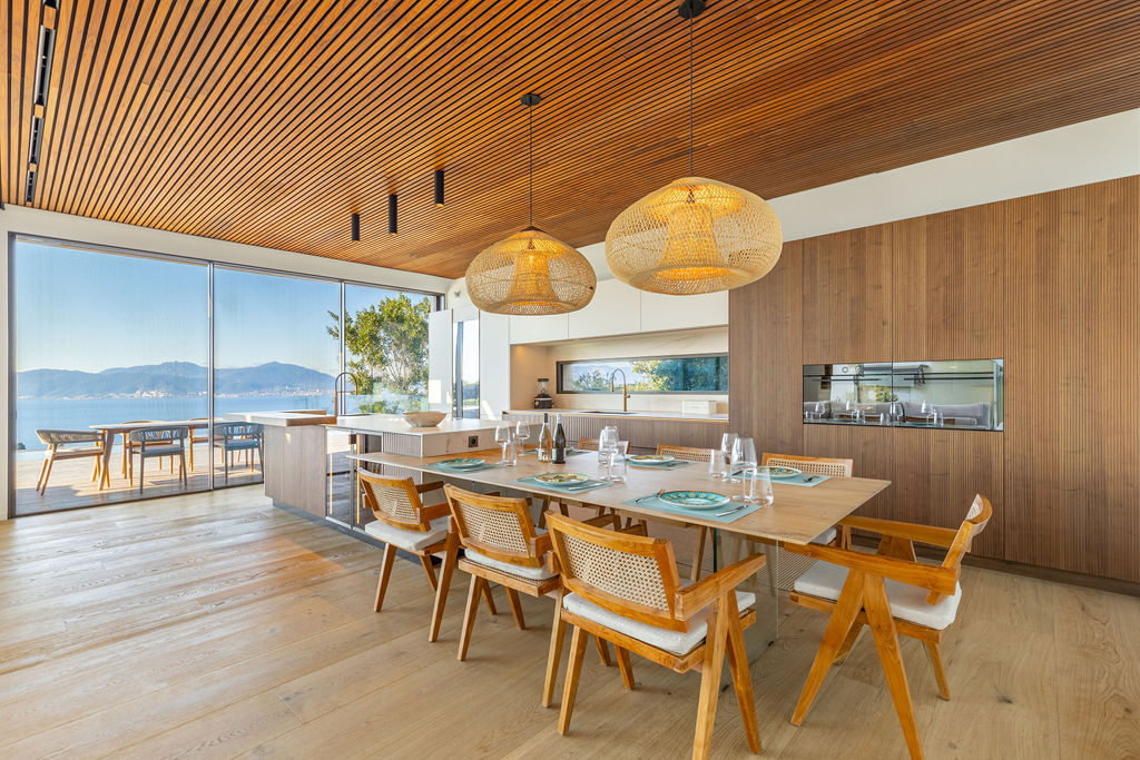 salle à manger d’une villa haut de gamme avec vue mer en Corse-du-Sud