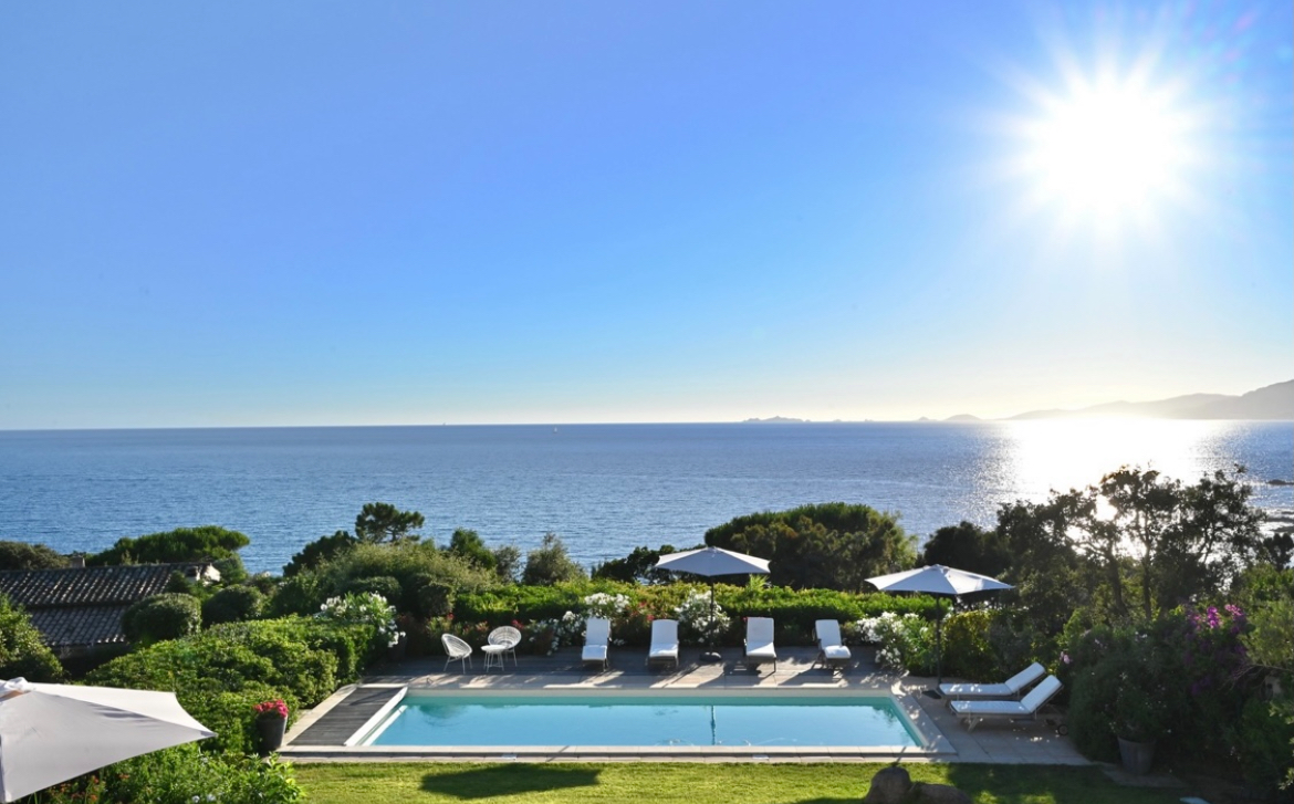 piscine avec vue mer de la villa Biagia en Corse-du-Sud