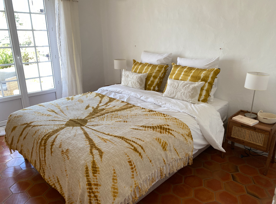 chambre lumineuse de la villa Biagia en Corse-du-Sud